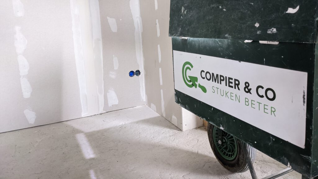 Foto met afgewerkte gipsplaten en Compier en Co Logo