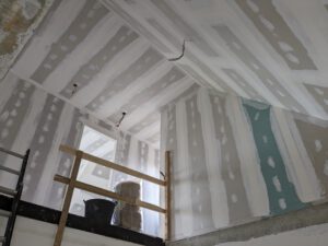 Foto van een schuine gipswand die afgewerkt is.